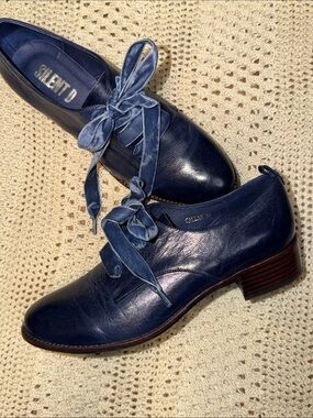 Silent D Anthropologie women 39 8 8.5 shoes almond toe cobalt navy blue leather
